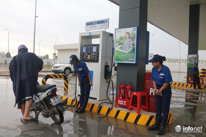 cúi chào khách khi đổ xăng